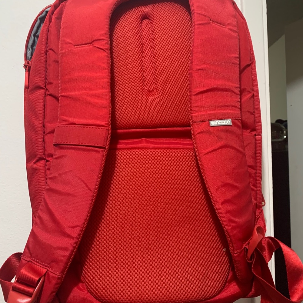 Incase backpack - Picture 3 of 3